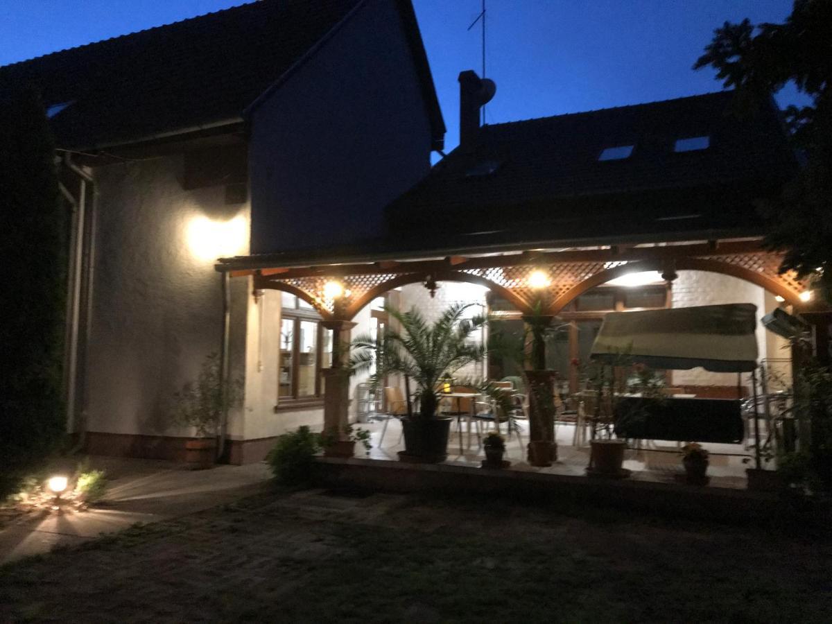 Platanus Panzió Zamárdi Acomodação com café da manhã Exterior foto